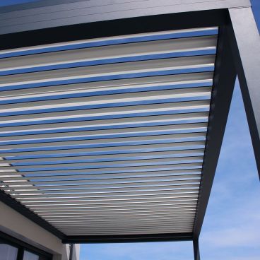 Pérgola bioclimática Chill-Out perpendicular de aluminio