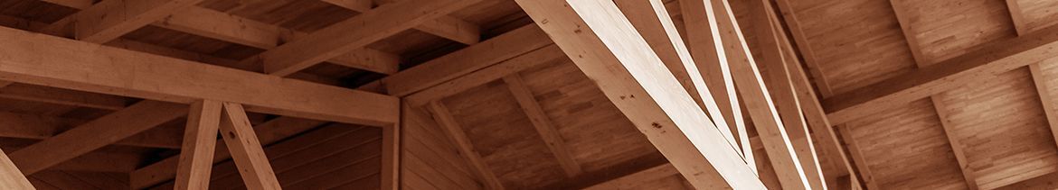 ¿Cómo se instala un toldo en una casa con estructura de madera?